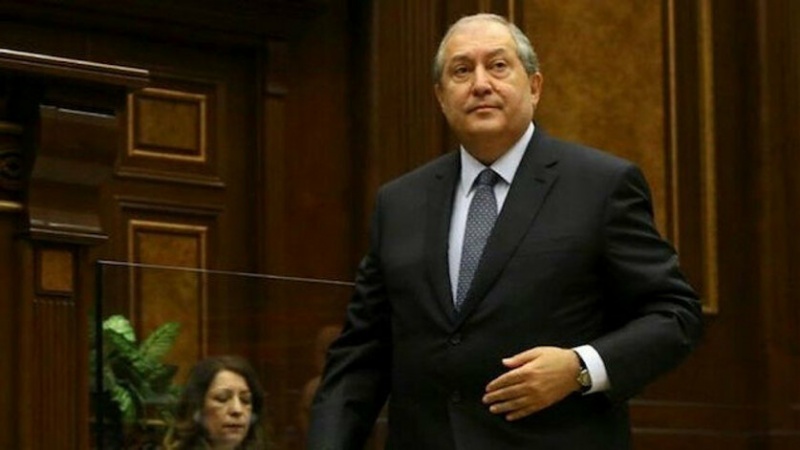 Ermənistan prezidenti ikinci pasportunu gizlətməkdə qınanılır 