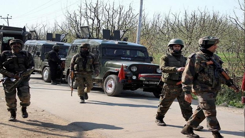 جموں و کشمیر کے ضلع پلوامہ میں مسلح علیحدگی پسندوں اور سیکورٹی اہلکاروں کے درمیان تصادم