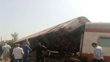 مصر میں ایک ریل گاڑی پٹری سے اتری۔ ویڈیوز