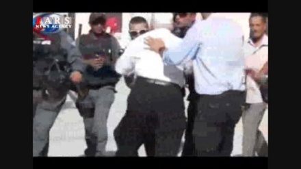 Sionist qəsəbə sakinləri Fələstinli yaşlını daşladı+Video