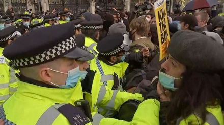 نسل پرستی اور پولیس کے اختیارات میں اضافے کے خلاف لندن کی سڑکوں پر مظاہرے 