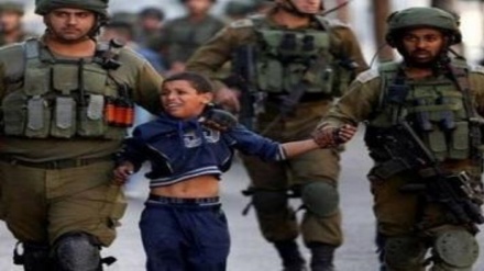 Sionist yaraqlıları fələstinli uşaqlara işgəncə verir