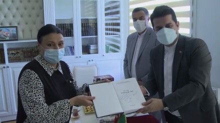 İran səfirliyi AMEA-ya 350 kitab hədiyyə edib