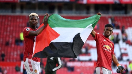 Paul Pogba i Amad Diallo u znak podrške podigli palestinsku zastavu na Old Traffordu