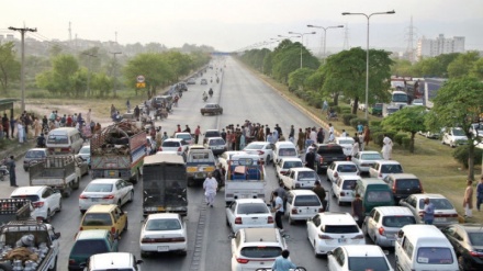 اسلام آباد، طلبا نے ہائی وے جام کر آن لائن امتحانات کا مطالبہ کیا