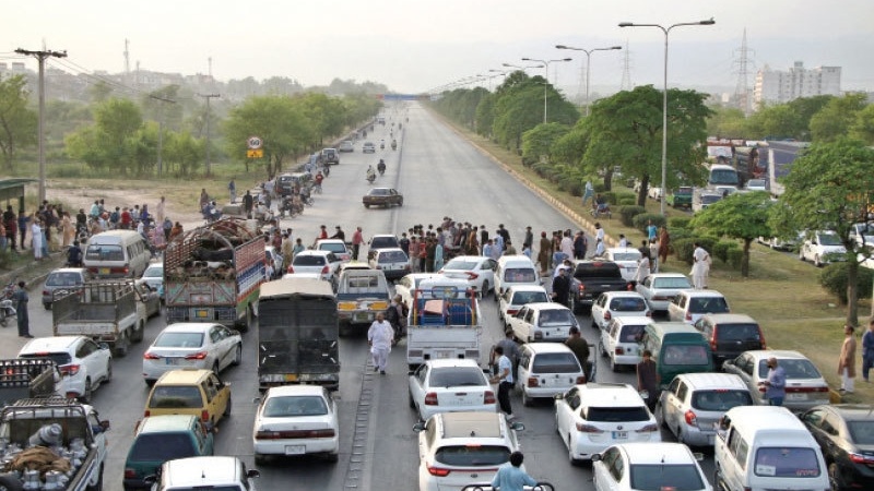 اسلام آباد، طلبا نے ہائی وے جام کر آن لائن امتحانات کا مطالبہ کیا