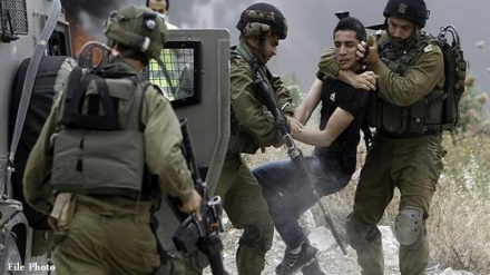 فلسطینی جوان کی وحشیانہ گرفتاری 