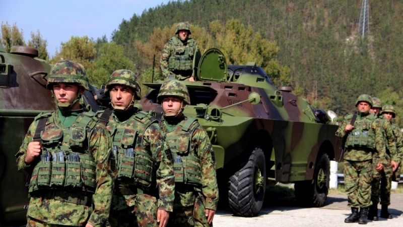 Serbia demonstron forcën ushtarake dhe paralajmëron investime