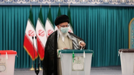 İran İslam İnqilabının Rəhbəri səs verdikdən sonra seçkilərin əhəmiyyətindən danışdılar