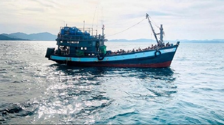 روہنگیا پناہ گزینوں کی کشتی ساحل پر