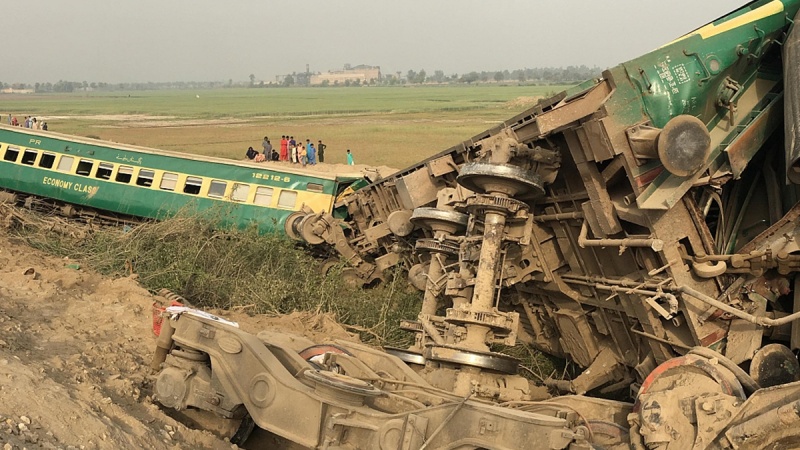 پاکستان، ٹرینوں کے درمیان تصادم میں متعدد افراد جاں بحق