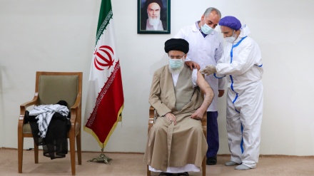 رہبرانقلاب اسلامی نے ایران کی تیار کردہ ویکسین کی پہلی ڈوز لگوالی - تصاویر