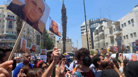 رام اللہ؛ مظاہرین اور فلسطینی انتظامیہ کی سکیورٹی فورسز میں جھڑپیں