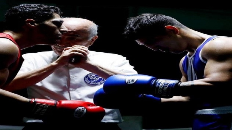 İranlı hakim Parisin boks yarışlarında hakimlik edir