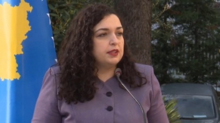 Helmimi i mbi 800 personave në Deçan, reagon Vjosa Osmani: Institucionet të hetojnë me urgjencë ngjarjen