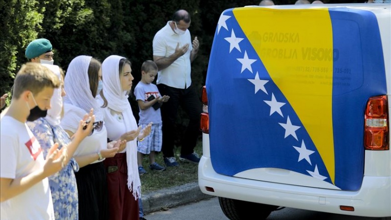 Povorka sa tijelima ubijenih u genocidu u Srebrenici krenula iz Visokog prema Potočarima