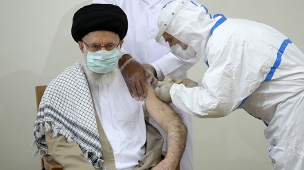 Lideri suprem i Revolucionit Islamik të Iranit merr dozën e dytë të vaksinës iraniane kundër Koronas