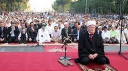  Festa e Kurban Bajramit, qindra besimtarë falin Namazin në sheshin Skënderbej, Kreu i KMSH: Të shpërndajmë sa më shumë dashuri