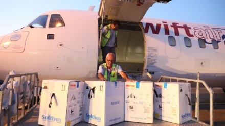 18,720 doza të vaksinës Pfizer mbërrijnë në Shqipëri! Manastirliu: Do të vijojmë vaksinimin 'derë më derë'