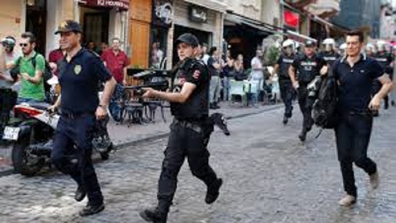 Türkiyədə polis ilə etirazçılar arasında toqquşma olub