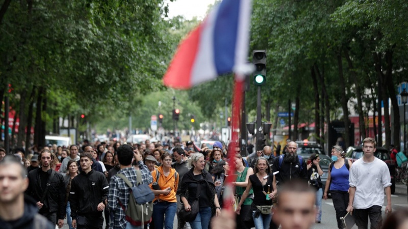 Masovni protesti u Francuskoj zbog oštrih mjera, napadnuti centri za vakcinaciju