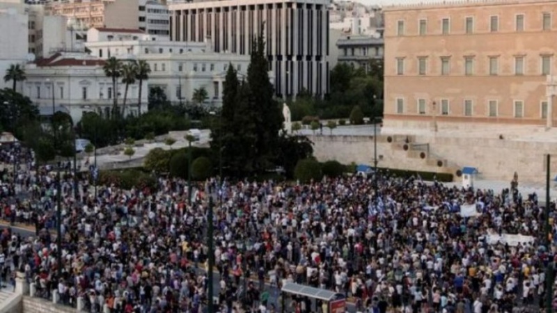 Protesta në Athinë, ‘merrni vaksinat tuaja dhe ikni nga këtu!’