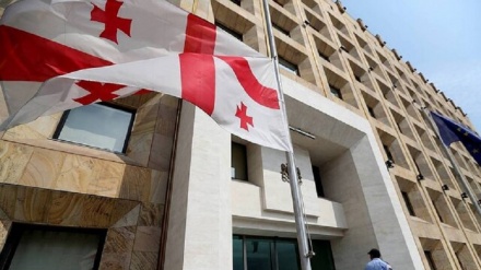Gürcü müxalifəti zorla parlament binasına soxulub