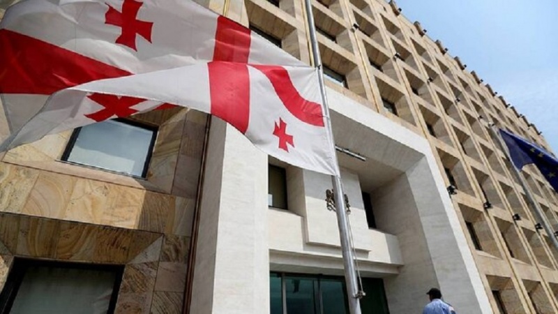 Gürcü müxalifəti zorla parlament binasına soxulub