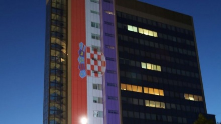 Ndërtesa e Qeverisë së Kosovës vishet me ngjyrat e flamurit të Kroacisë