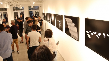 U Beogradu otvorena izložba fotografija “Duša Srebrenice”, negatori genocida uzvikivali “Ratko Mladić”