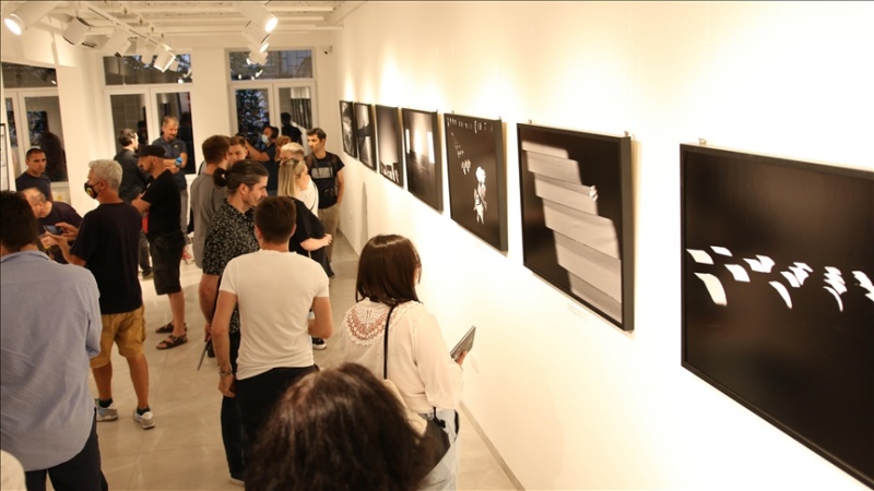 U Beogradu otvorena izložba fotografija “Duša Srebrenice”, negatori genocida uzvikivali “Ratko Mladić”