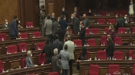 Ermənistan parlamentində bu gün də dava düşüb