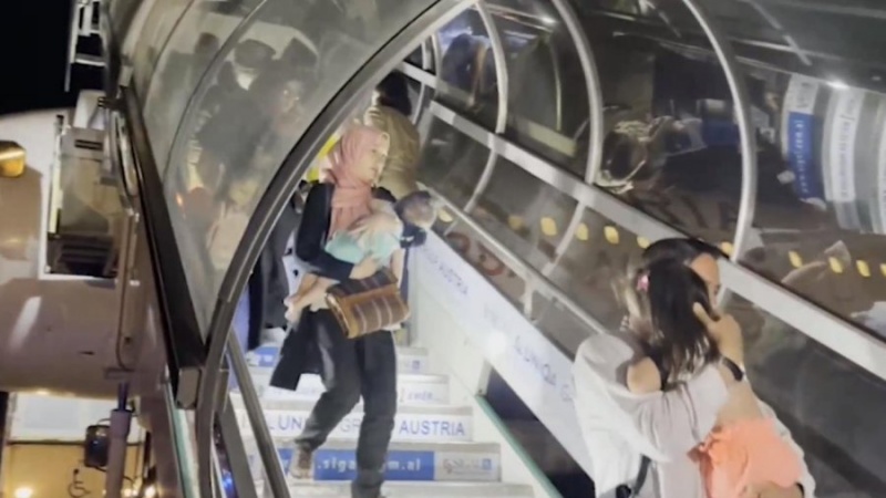 Mbërrijnë në Shqipëri, 121 refugjatët e parë afganë, fëmijë, gra e burra