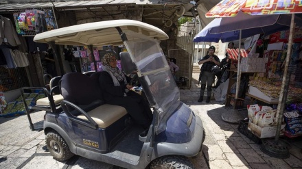 Šezdesetšestogodišnja Palestinka u malom autu prevozi starije do Al-Akse