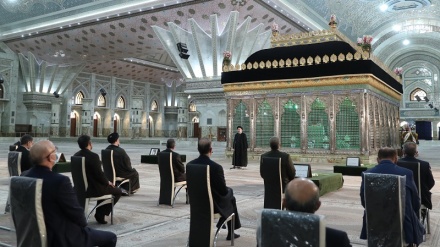 صدر رئیسی اپنی نئی کابینہ کے ہمراہ بانی انقلاب اسلامی کے مزار پر پہنچے