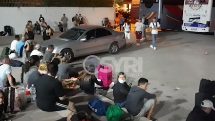 Qindra udhetarë të bllokuar në Portin e Vlorës, Trageti u nis me 7 orë vonesë