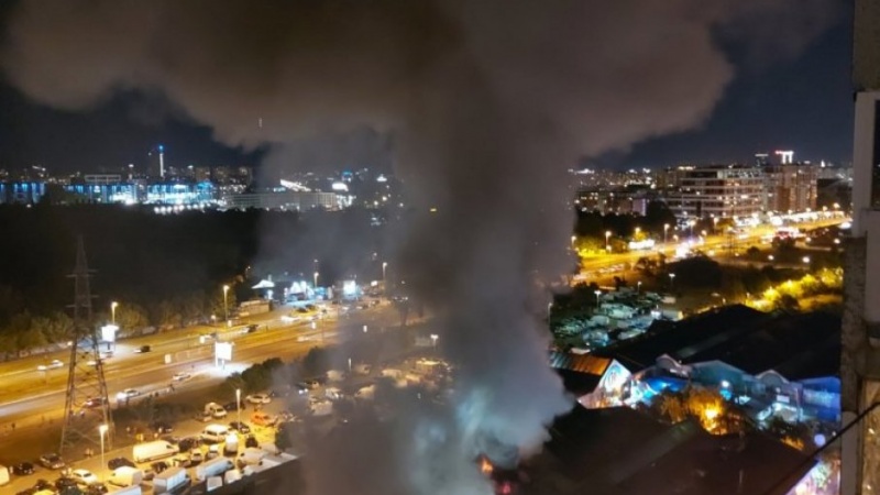 Snimak iz zraka: Vatra progutala tržni centar u Beogradu