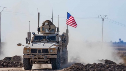 شام میں امریکی دہشتگردوں کے قافلے پر مقامی لوگوں کا حملہ، پانچ  ہلاک و زخمی 