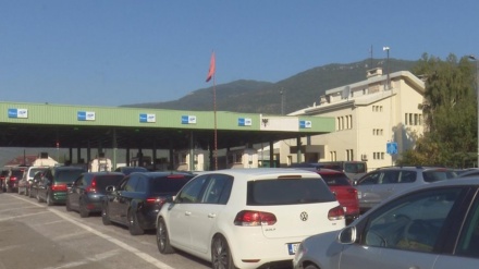 FOTO/ Fluks në aksin Morinë-Kukës: 40 mijë pushues nga Kosova hynë në Shqipëri