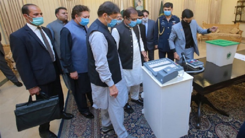 پاکستان میں الیکٹرانک مشین سے ووٹنگ کی تیاری 