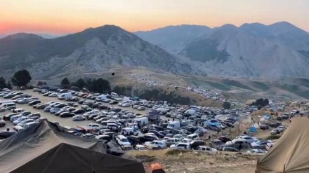 Mijëra qytetarë në pelegrinazh drejt malit të Tomorrit, Policia e Beratit: Lini numrin e celularit te makina