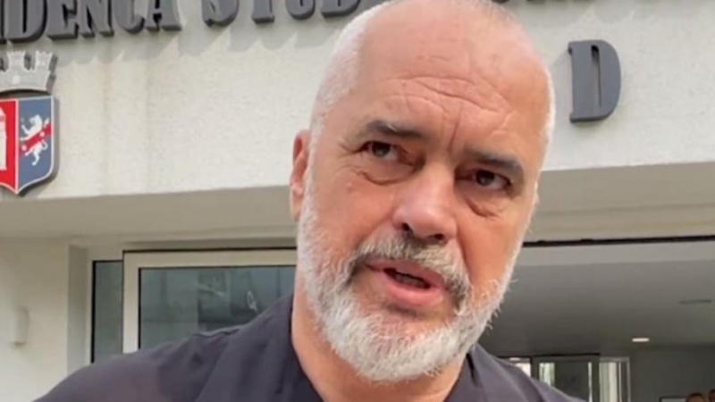 Basha i 'turret' foltores, ndërhyn garda/ Rama shijon skenat 'opozitare'