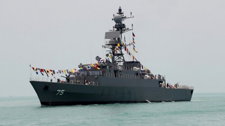 مغرور سمندر کا منھ چڑھاتے ایران کے بحری جنگی جہاز (ویڈیو)