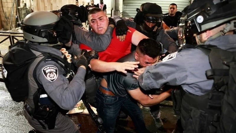 فلسطینی مظاہرین پر اسرائیلی فوجیوں کا حملہ