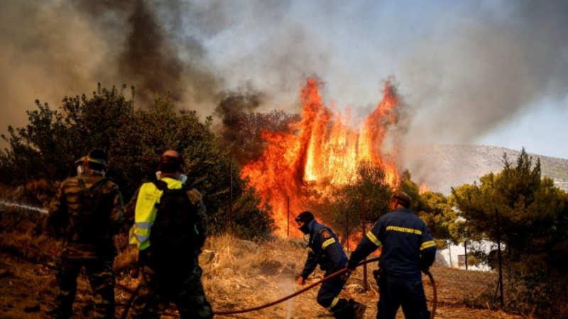 Zjarrfikësit në Greqi shuajnë zjarrin e madh jashtë Athinës