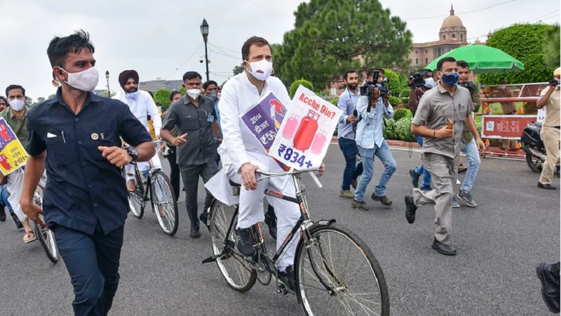 راہل گاندھی کا احتجاج جاری، اس بار سائیکل سے پارلیمنٹ پہونچے