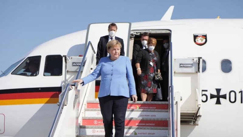 Merkel ‘refuzon’ dorën e Ramës, himni ulur dhe incidenti me makinën