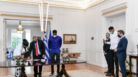 Greqia i jep nënshtetësi nderi, familjes së yllit nigeriano-grek të basketbollit, Antetokounmpo