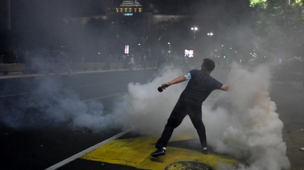 Demonstranti u Beogradu gađali policiju jajima