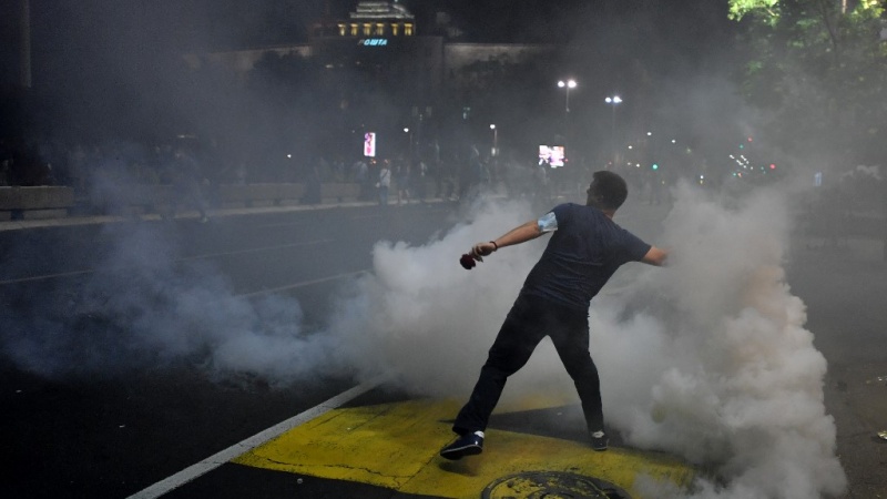 Demonstranti u Beogradu gađali policiju jajima
